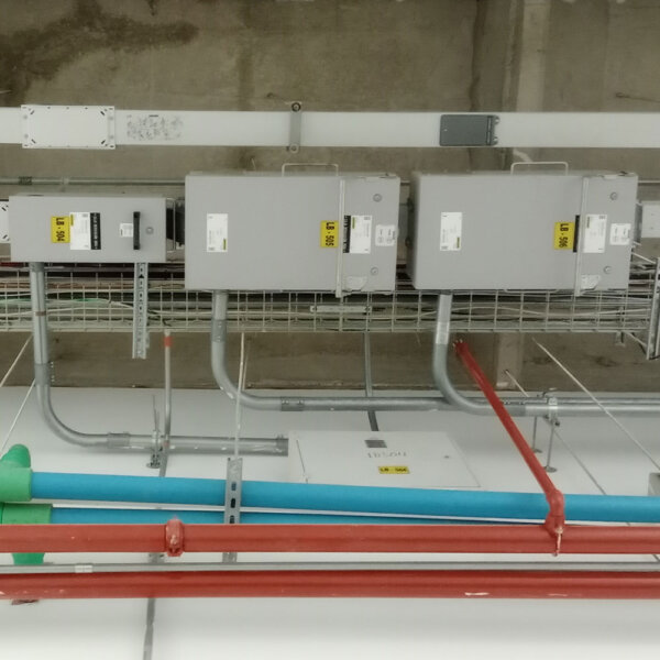 Caja Plug-In para Electrobarras: Protección y Flexibilidad en Distribución Eléctrica