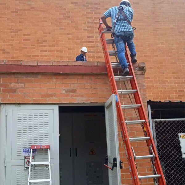 Alquiler de Escalera Extensible Aislada hasta 12 Metros – Por semana - Imagen 2
