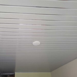 Suministro e instalación de cielo raso en PVC por m2