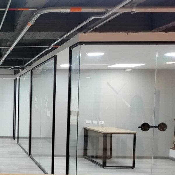 Suministro e instalación de división en vidrio con perfilería de aluminio por m2 - Imagen 3