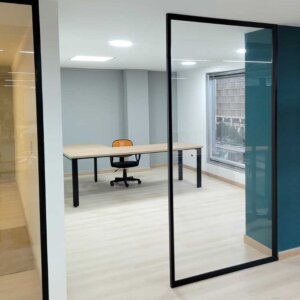 Suministro e instalación de división en vidrio con perfilería de aluminio por m2