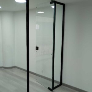 Suministro e instalación de puerta en vidrio templado por unidad