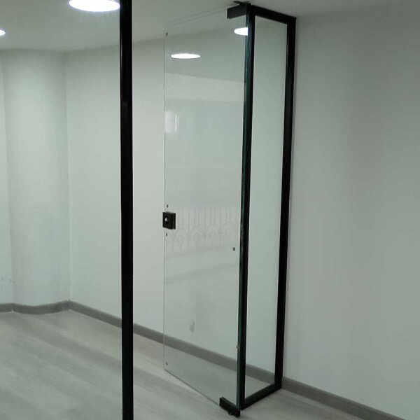 Suministro e instalación de puerta en vidrio templado por unidad