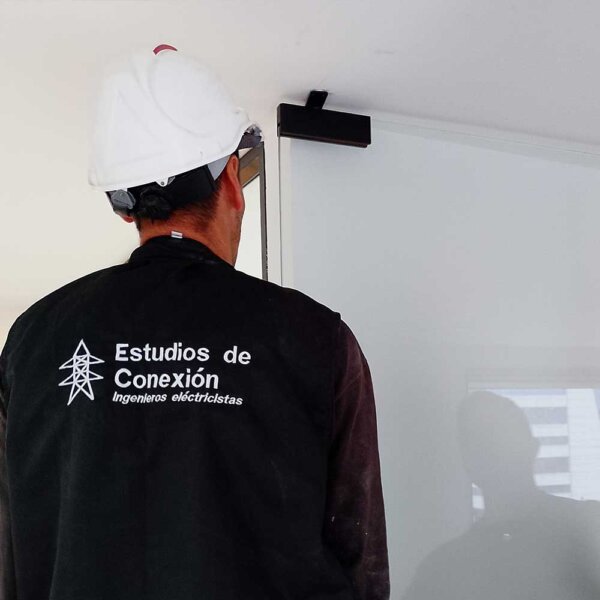 Suministro e instalación de puerta en vidrio templado por unidad - Imagen 3