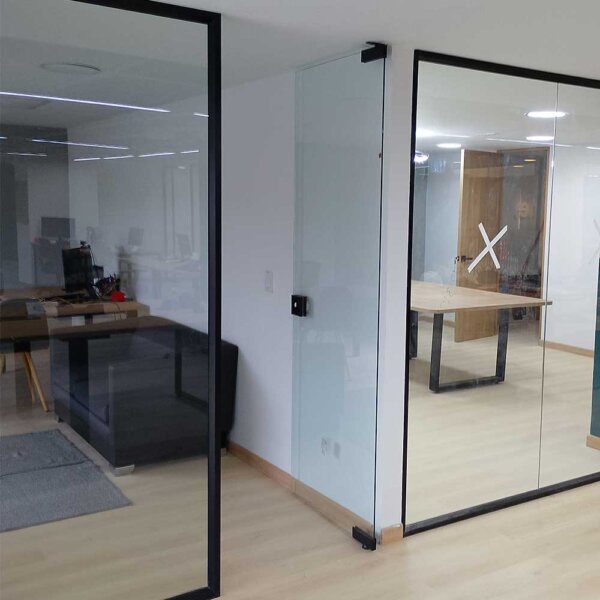 Suministro e instalación de puerta en vidrio templado por unidad - Imagen 2