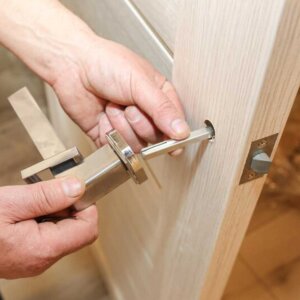 Suministro e instalación de puerta en madera por unidad