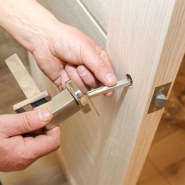 Suministro e instalación de puerta en madera por unidad