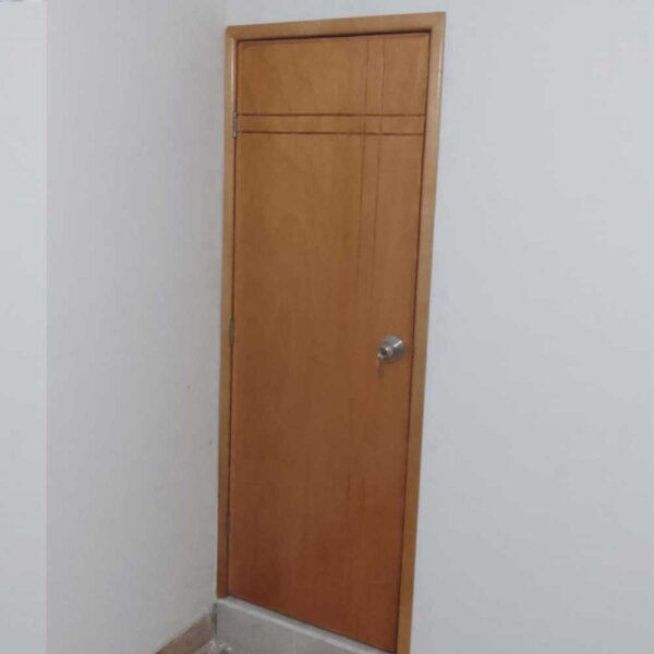 Suministro e instalación de puerta en madera por unidad - Imagen 2