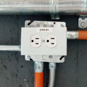 Suministro e instalación de tomas eléctricas monofásicas por Unidad