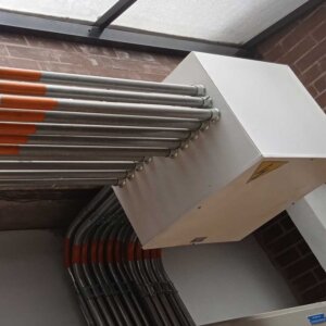 Suministro e instalación de caja de paso metálica con elementos de sujeción por Unidad