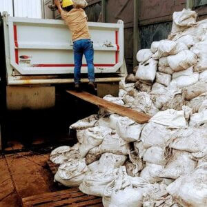 Trasiego de escombros con suministro de costales y bolsas (Jr)