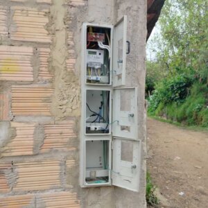 Suministro e instalación de caja para tres contadores monofásicos por unidad