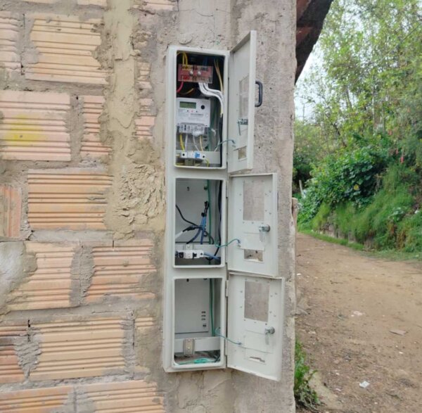 Suministro e instalación de caja para tres contadores monofásicos por unidad