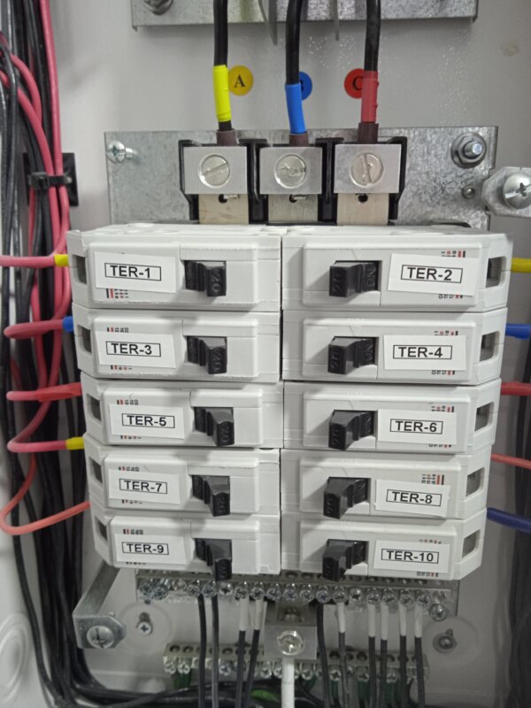 Suministro e instalación de tablero eléctrico de enchufar | De 12 a 42 circuitos