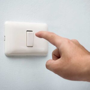 Suministro e instalación de salida eléctrica para interruptores de luz por unidad