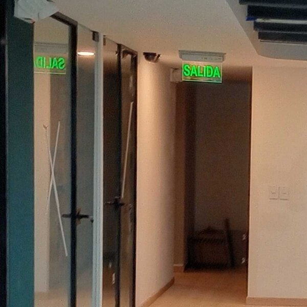 Suministro e instalación de luminarias LED de emergencia - Imagen 3