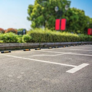 Suministro y demarcación blanca para parqueaderos con pintura tráfico por ml