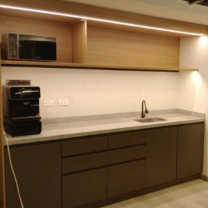 Mueble Principal de Cafetería y Cocina con Mesón Quarztone Gris y Acabados Sagano