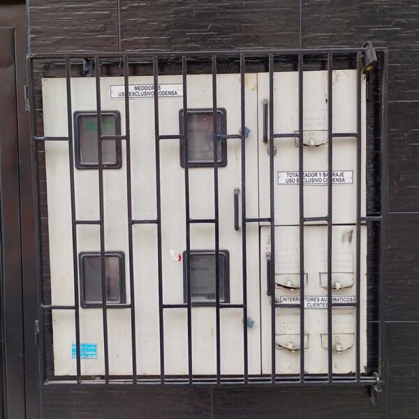 Suministro e instalación de armario para tres o cuatro contadores trifásicos por unidad - Imagen 2