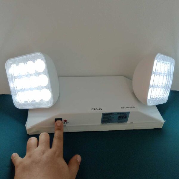 Suministro e instalación de luminarias LED de emergencia tipo arena - Imagen 3