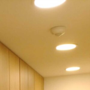Suministro e Instalación de Sensor de Movimiento de Techo – Ahorro Energético