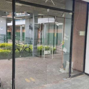 Suministro e instalación de  Puerta de acceso con doble hoja en vidrio templado básica