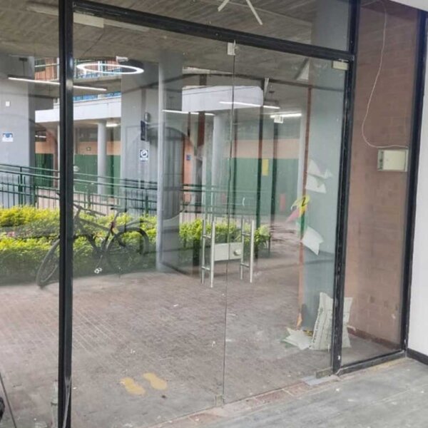Suministro e instalación de  Puerta de acceso con doble hoja en vidrio templado básica