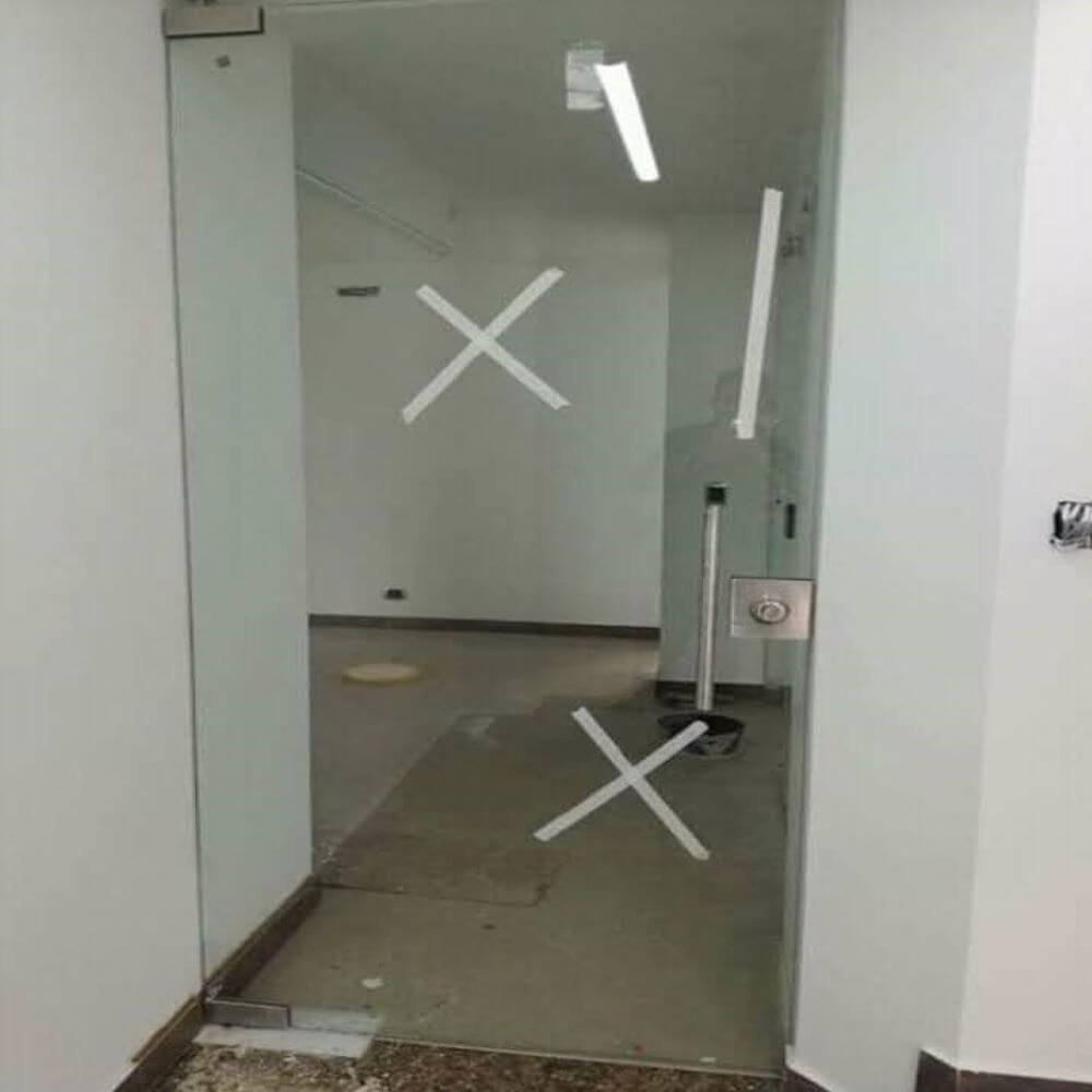 Suministro e instalación de puerta de vidrio templado (espesor de 10mm)