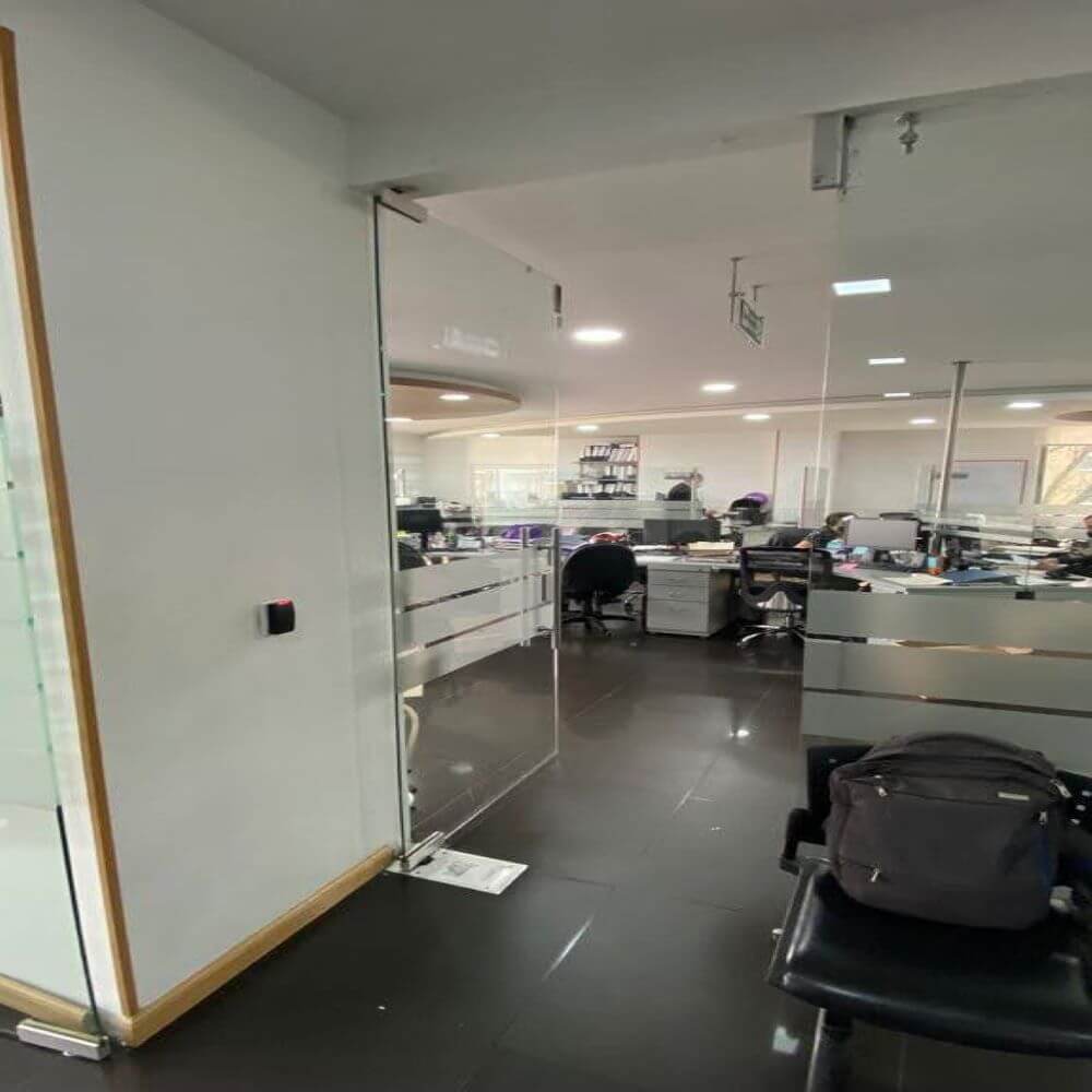 Suministro e instalación de puerta de vidrio templado (espesor de 10mm) - Imagen 4