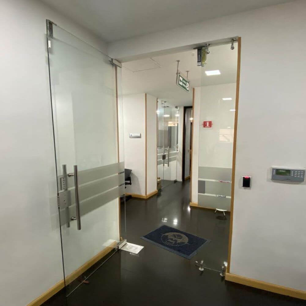 Suministro e instalación de puerta de vidrio templado (espesor de 10mm) - Imagen 3