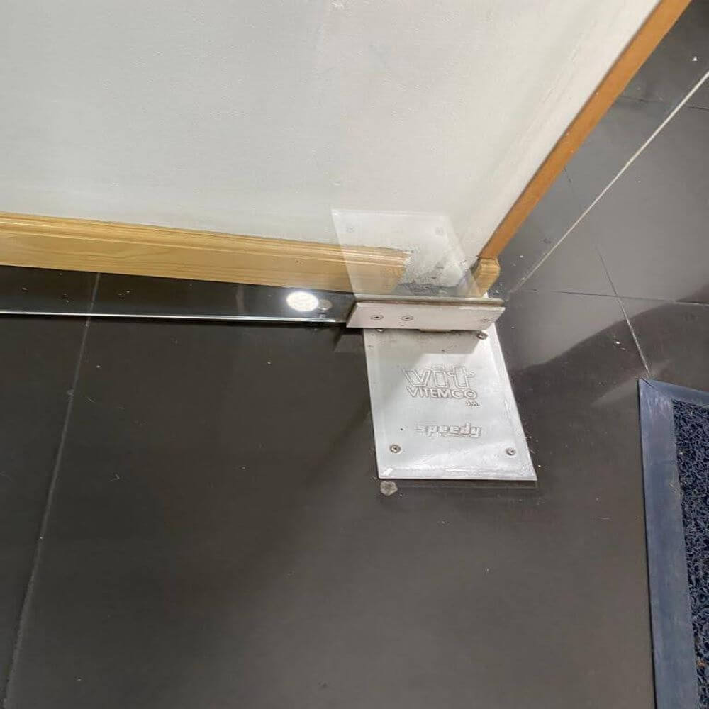 Suministro e instalación de puerta de vidrio templado (espesor de 10mm) - Imagen 2