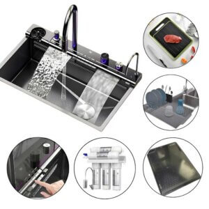 Lavaplatos inteligente de acero inoxidable con variación de bizos, siendo instalado por un técnico de Estudios de Conexión que revisa las conexiones de desagüe y agua debajo del mesón de la cocina.