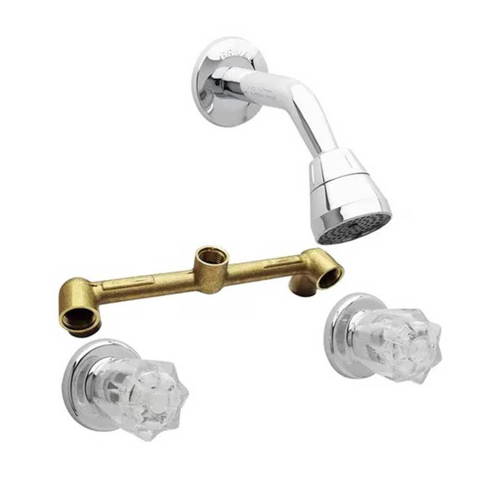 Mezclador para ducha cromado siendo instalado en una pared de azulejos por un técnico de Estudios de Conexión, que está aplicando cinta de teflón para asegurar una conexión hermética.