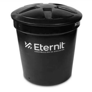 Tanque Plástico Elevado de 1000 litros de color azul instalado de forma segura en una base de concreto en la azotea de un edificio, con tuberías de entrada y salida conectadas profesionalmente por un técnico de Estudios de Conexión.